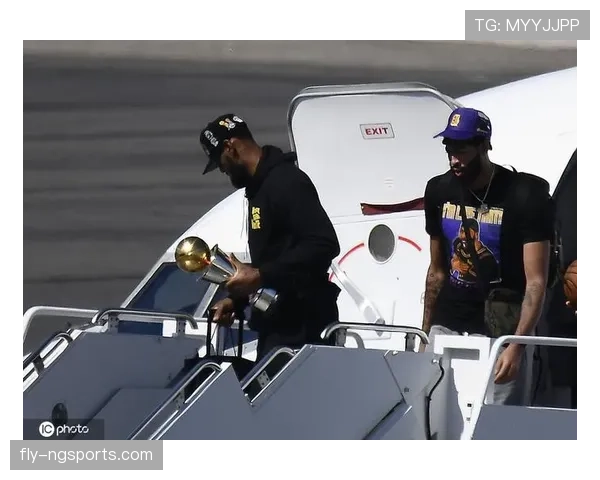 浓眉赛后直接钻进私人飞机啃鸡翅，这自律人设是不是有点绷不住了？